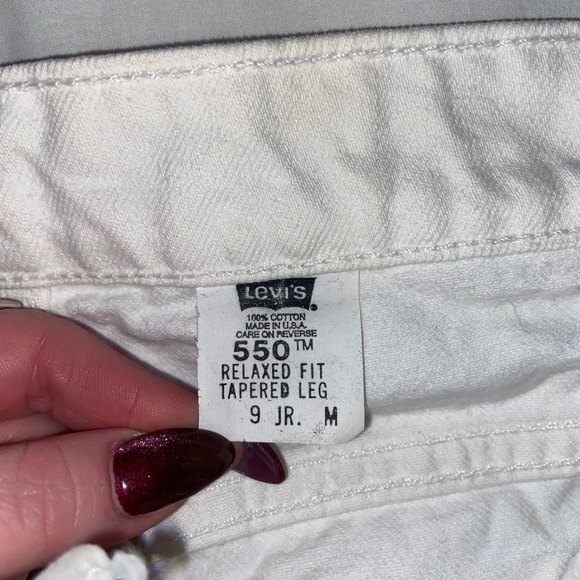 White Levi's 550 Jeans - Picture 4 of 6